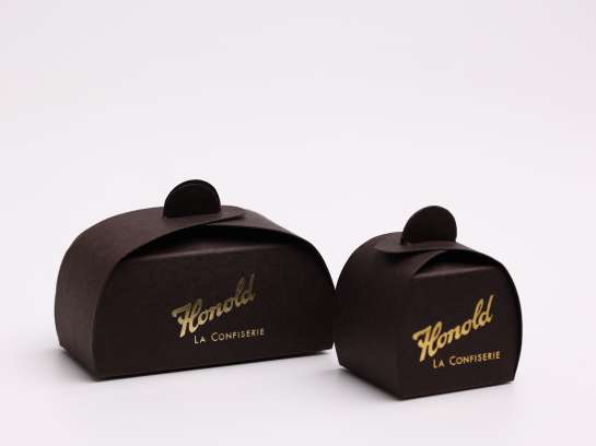 Rheinpack - Vollkarton Verpackungen - Verkaufsverpackungen - Promotionsverpackungen - Süsswarenverpackungen - Geschenkverpackungen - Wellkarton Verpackungen - Graukarton Verpackungen - Stulpdeckelschachel - Klappdeckelschachteln - Archivschachteln - Lagerschachteln - Faltschachteln - Gitterfachstege - Kantenschoner - Rillbox - Ritzbox - Überzogene Verpackungen - RheinDesign - Rohkartonage - Geschenkverpackungen B2B - CAD Verpackungsentwicklung - Beratung Kartonverpackung - Konzeption Kartonverpackung - Produktion Kartonverpackung - Prägedruck Kartonverpackung - Papira® - Papira® Hohlwand Verpackungen - Papira® Schieber Verpackungen - Papira® Eclipse - Papira® Mini Selection - Beutel Verpackung - Schokotafel Verpackung - Papira® LOVE - Rheinpack GmbH: Ihr Partner für Verpackungen aus Karton - von der Konzeption bis zur Realisierung! Rheinpack - Solid cardboard packaging - Sales packaging - Promotional packaging - Confectionery packaging - Gift packaging - Corrugated cardboard packaging - Grey cardboard packaging - Hinged lid boxes - Folding cartons - Archive boxes - Storage boxes - Folding boxes - Grid partition inserts - Edge protectors - Crease box - Score box - Coated packaging - RheinDesign - Raw cardboard packaging - B2B gift packaging - CAD packaging development - Cardboard packaging consultation - Cardboard packaging concept - Cardboard packaging production - Embossed printing cardboard packaging - Papira® - Papira® Hollow wall packaging - Papira® Slider packaging - Papira® Eclipse - Papira® Mini Selection - Bag packaging - Chocolate bar packaging - Papira® LOVE - Rheinpack GmbH: Your partner for cardboard packaging - from concept to realization!