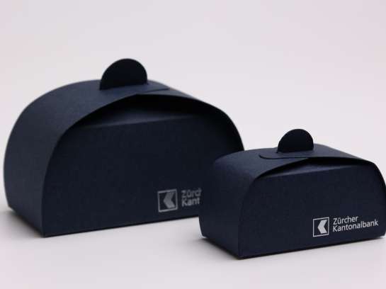 Rheinpack - Vollkarton Verpackungen - Verkaufsverpackungen - Promotionsverpackungen - Süsswarenverpackungen - Geschenkverpackungen - Wellkarton Verpackungen - Graukarton Verpackungen - Stulpdeckelschachel - Klappdeckelschachteln - Archivschachteln - Lagerschachteln - Faltschachteln - Gitterfachstege - Kantenschoner - Rillbox - Ritzbox - Überzogene Verpackungen - RheinDesign - Rohkartonage - Geschenkverpackungen B2B - CAD Verpackungsentwicklung - Beratung Kartonverpackung - Konzeption Kartonverpackung - Produktion Kartonverpackung - Prägedruck Kartonverpackung - Papira® - Papira® Hohlwand Verpackungen - Papira® Schieber Verpackungen - Papira® Eclipse - Papira® Mini Selection - Beutel Verpackung - Schokotafel Verpackung - Papira® LOVE - Rheinpack GmbH: Ihr Partner für Verpackungen aus Karton - von der Konzeption bis zur Realisierung! Rheinpack - Solid cardboard packaging - Sales packaging - Promotional packaging - Confectionery packaging - Gift packaging - Corrugated cardboard packaging - Grey cardboard packaging - Hinged lid boxes - Folding cartons - Archive boxes - Storage boxes - Folding boxes - Grid partition inserts - Edge protectors - Crease box - Score box - Coated packaging - RheinDesign - Raw cardboard packaging - B2B gift packaging - CAD packaging development - Cardboard packaging consultation - Cardboard packaging concept - Cardboard packaging production - Embossed printing cardboard packaging - Papira® - Papira® Hollow wall packaging - Papira® Slider packaging - Papira® Eclipse - Papira® Mini Selection - Bag packaging - Chocolate bar packaging - Papira® LOVE - Rheinpack GmbH: Your partner for cardboard packaging - from concept to realization!