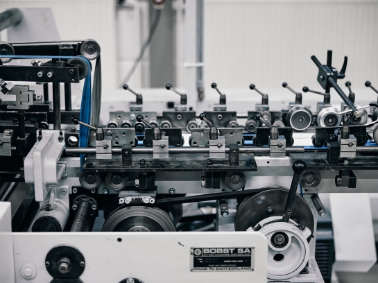 Rheinpack - Vollkarton Verpackungen - Verkaufsverpackungen - Promotionsverpackungen - Süsswarenverpackungen - Geschenkverpackungen - Wellkarton Verpackungen - Graukarton Verpackungen - Stulpdeckelschachel - Klappdeckelschachteln - Archivschachteln - Lagerschachteln - Faltschachteln - Gitterfachstege - Kantenschoner - Rillbox - Ritzbox - Überzogene Verpackungen - RheinDesign - Rohkartonage - Geschenkverpackungen B2B - CAD Verpackungsentwicklung - Beratung Kartonverpackung - Konzeption Kartonverpackung - Produktion Kartonverpackung - Prägedruck Kartonverpackung - Papira® - Papira® Hohlwand Verpackungen - Papira® Schieber Verpackungen - Papira® Eclipse - Papira® Mini Selection - Beutel Verpackung - Schokotafel Verpackung - Papira® LOVE - Rheinpack GmbH: Ihr Partner für Verpackungen aus Karton - von der Konzeption bis zur Realisierung! Rheinpack - Solid cardboard packaging - Sales packaging - Promotional packaging - Confectionery packaging - Gift packaging - Corrugated cardboard packaging - Grey cardboard packaging - Hinged lid boxes - Folding cartons - Archive boxes - Storage boxes - Folding boxes - Grid partition inserts - Edge protectors - Crease box - Score box - Coated packaging - RheinDesign - Raw cardboard packaging - B2B gift packaging - CAD packaging development - Cardboard packaging consultation - Cardboard packaging concept - Cardboard packaging production - Embossed printing cardboard packaging - Papira® - Papira® Hollow wall packaging - Papira® Slider packaging - Papira® Eclipse - Papira® Mini Selection - Bag packaging - Chocolate bar packaging - Papira® LOVE - Rheinpack GmbH: Your partner for cardboard packaging - from concept to realization!