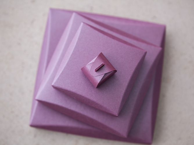 Rheinpack - Vollkarton Verpackungen - Verkaufsverpackungen - Promotionsverpackungen - Süsswarenverpackungen - Geschenkverpackungen - Wellkarton Verpackungen - Graukarton Verpackungen - Stulpdeckelschachel - Klappdeckelschachteln - Archivschachteln - Lagerschachteln - Faltschachteln - Gitterfachstege - Kantenschoner - Rillbox - Ritzbox - Überzogene Verpackungen - RheinDesign - Rohkartonage - Geschenkverpackungen B2B - CAD Verpackungsentwicklung - Beratung Kartonverpackung - Konzeption Kartonverpackung - Produktion Kartonverpackung - Prägedruck Kartonverpackung - Papira® - Papira® Hohlwand Verpackungen - Papira® Schieber Verpackungen - Papira® Eclipse - Papira® Mini Selection - Beutel Verpackung - Schokotafel Verpackung - Papira® LOVE - Rheinpack GmbH: Ihr Partner für Verpackungen aus Karton - von der Konzeption bis zur Realisierung! Rheinpack - Solid cardboard packaging - Sales packaging - Promotional packaging - Confectionery packaging - Gift packaging - Corrugated cardboard packaging - Grey cardboard packaging - Hinged lid boxes - Folding cartons - Archive boxes - Storage boxes - Folding boxes - Grid partition inserts - Edge protectors - Crease box - Score box - Coated packaging - RheinDesign - Raw cardboard packaging - B2B gift packaging - CAD packaging development - Cardboard packaging consultation - Cardboard packaging concept - Cardboard packaging production - Embossed printing cardboard packaging - Papira® - Papira® Hollow wall packaging - Papira® Slider packaging - Papira® Eclipse - Papira® Mini Selection - Bag packaging - Chocolate bar packaging - Papira® LOVE - Rheinpack GmbH: Your partner for cardboard packaging - from concept to realization!