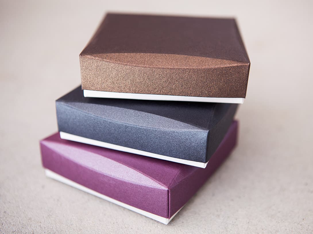 Rheinpack - Vollkarton Verpackungen - Verkaufsverpackungen - Promotionsverpackungen - Süsswarenverpackungen - Geschenkverpackungen - Wellkarton Verpackungen - Graukarton Verpackungen - Stulpdeckelschachel - Klappdeckelschachteln - Archivschachteln - Lagerschachteln - Faltschachteln - Gitterfachstege - Kantenschoner - Rillbox - Ritzbox - Überzogene Verpackungen - RheinDesign - Rohkartonage - Geschenkverpackungen B2B - CAD Verpackungsentwicklung - Beratung Kartonverpackung - Konzeption Kartonverpackung - Produktion Kartonverpackung - Prägedruck Kartonverpackung - Papira® - Papira® Hohlwand Verpackungen - Papira® Schieber Verpackungen - Papira® Eclipse - Papira® Mini Selection - Beutel Verpackung - Schokotafel Verpackung - Papira® LOVE - Rheinpack GmbH: Ihr Partner für Verpackungen aus Karton - von der Konzeption bis zur Realisierung! Rheinpack - Solid cardboard packaging - Sales packaging - Promotional packaging - Confectionery packaging - Gift packaging - Corrugated cardboard packaging - Grey cardboard packaging - Hinged lid boxes - Folding cartons - Archive boxes - Storage boxes - Folding boxes - Grid partition inserts - Edge protectors - Crease box - Score box - Coated packaging - RheinDesign - Raw cardboard packaging - B2B gift packaging - CAD packaging development - Cardboard packaging consultation - Cardboard packaging concept - Cardboard packaging production - Embossed printing cardboard packaging - Papira® - Papira® Hollow wall packaging - Papira® Slider packaging - Papira® Eclipse - Papira® Mini Selection - Bag packaging - Chocolate bar packaging - Papira® LOVE - Rheinpack GmbH: Your partner for cardboard packaging - from concept to realization!